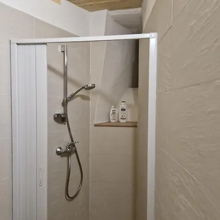 Al Centro Di Le Due Rose-con Patio Privato Apartamento *