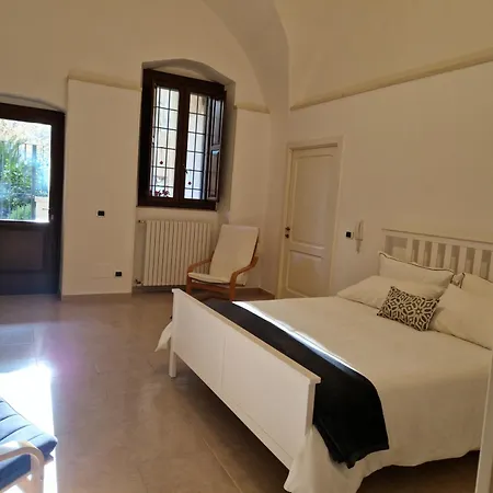 Al Centro Di Le Due Rose-con Patio Privato Apartamento