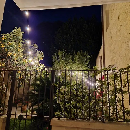 Al Centro Di Le Due Rose-con Patio Privato