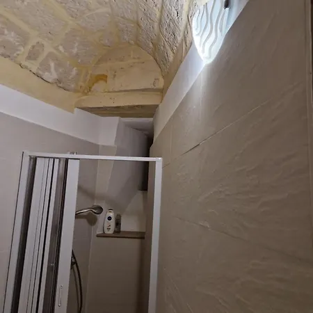 Al Centro Di Le Due Rose-con Patio Privato Apartamento