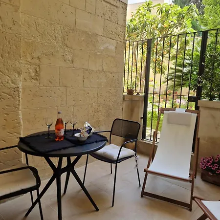 Al Centro Di Le Due Rose-con Patio Privato
