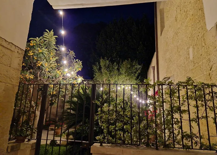 Al Centro Di Le Due Rose-con Patio Privato