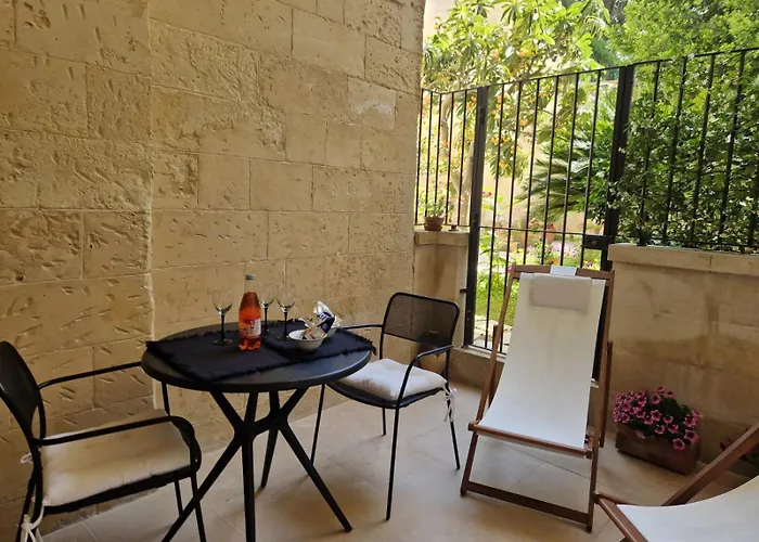 Al Centro Di Le Due Rose-con Patio Privato