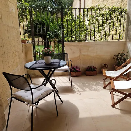 Al Centro Di Le Due Rose-con Patio Privato *
